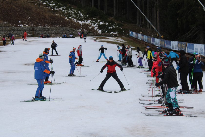Днес откриха ски сезона в Банско. Липсата на сняг обаче