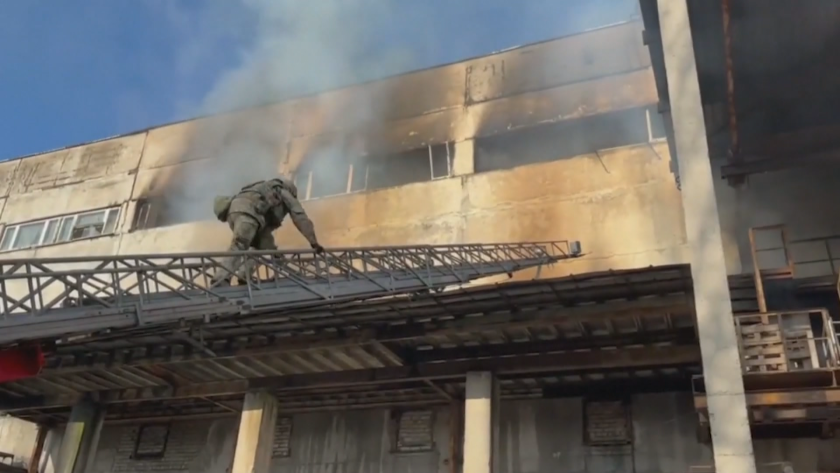 Сградата на областната администрация в украинския град Херсон беше поразена