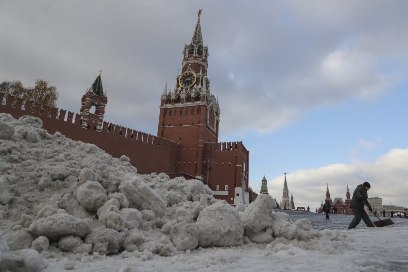 Обилен снеговалеж в Москва предизвика проблеми с транспорта