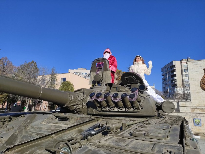 Дядо Коледа пристигна с танк в Сливен.Истински танк Т-72, а