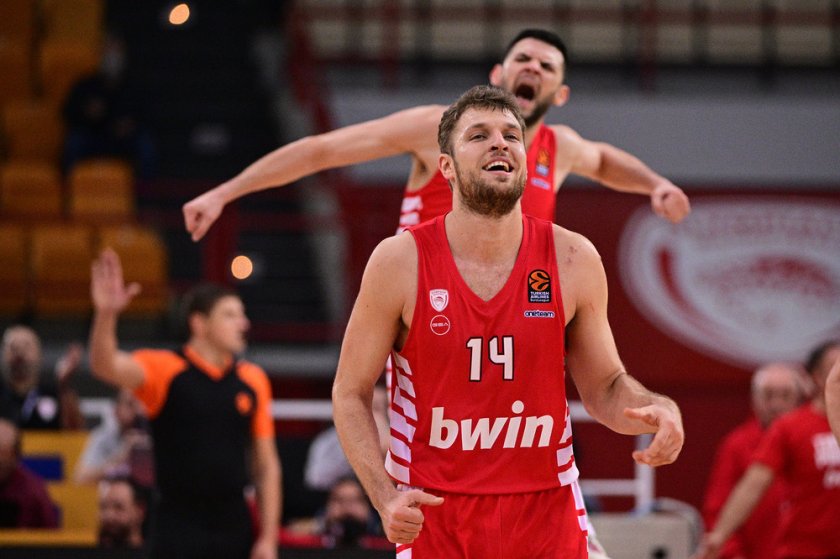 Българският баскетболист Александър Везенков изигра поредния си силен мач за