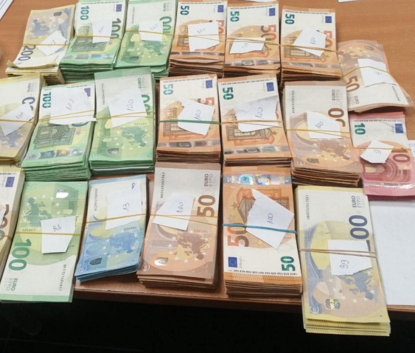 50 000 недекларирани евро откриха митническите служители на ГКПП Лесово.Валутата