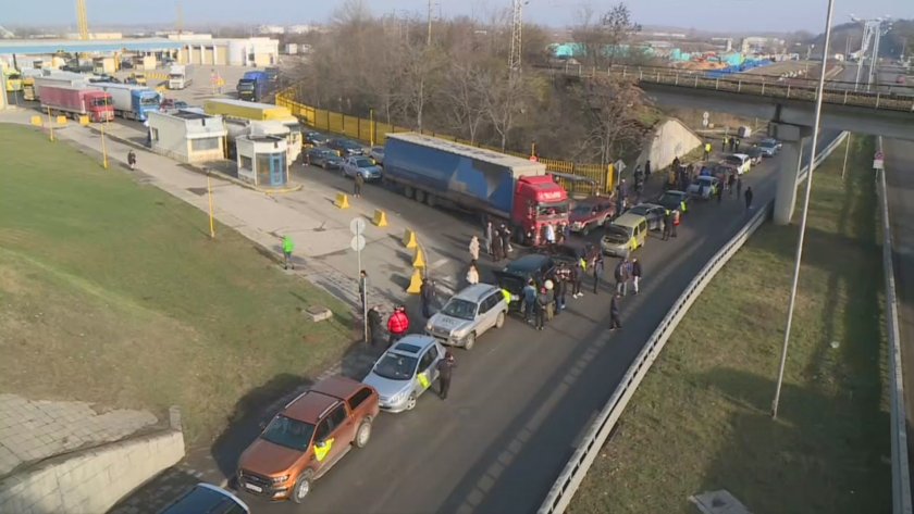 Протест на Дунав мост блокира движението в района на граничния