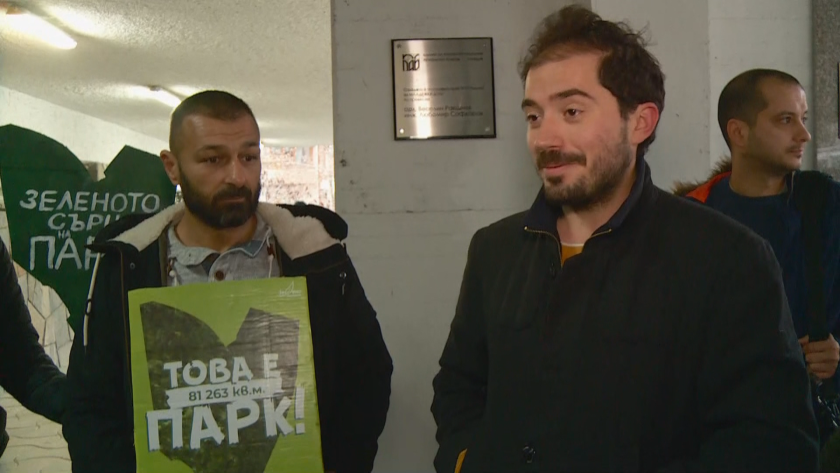 Пловдивчани и тази сутрин излязоха на протест пред сградата на