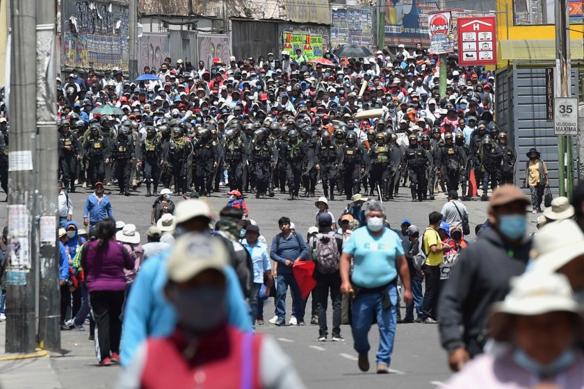 Продължава политическата криза в Перу. Властите в Лима обявиха 30-дневно
