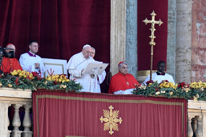 Папа Франциск в коледното си обръщение: Светът гладува за мир