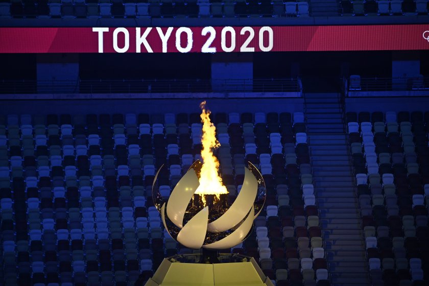 Токио 2020 лого огън
