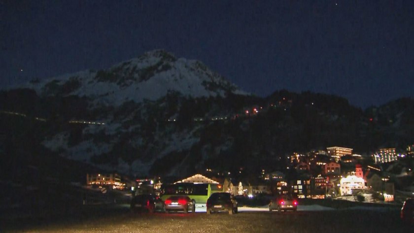 Спасителни екипи в Австрия издирват двама скиори, изчезнали след падането