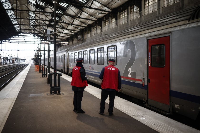 Протест на кондукторите във френските железници обърка плановете на пътуващите за празниците