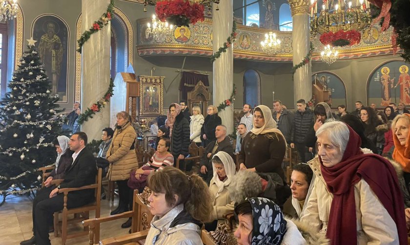 Десетки вярващи се събраха в митрополитския храм Св. Марина в