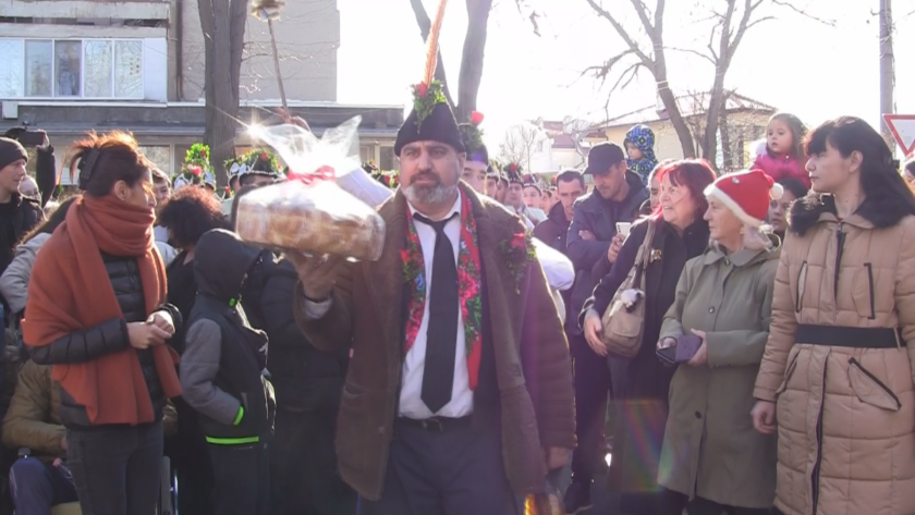 Танцуващите коледари зарадваха жителите на Ямбол