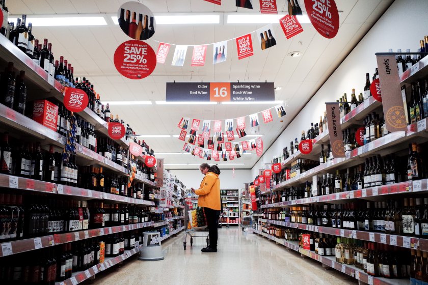 великобритания замразява данъците алкохола поне август 2023