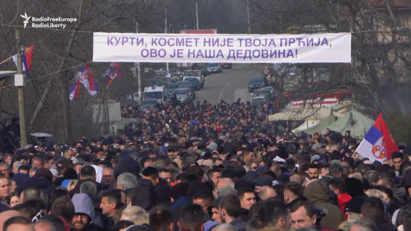 Стотици етнически сърби протестираха в Северно Косово.Искането е за изтегляне