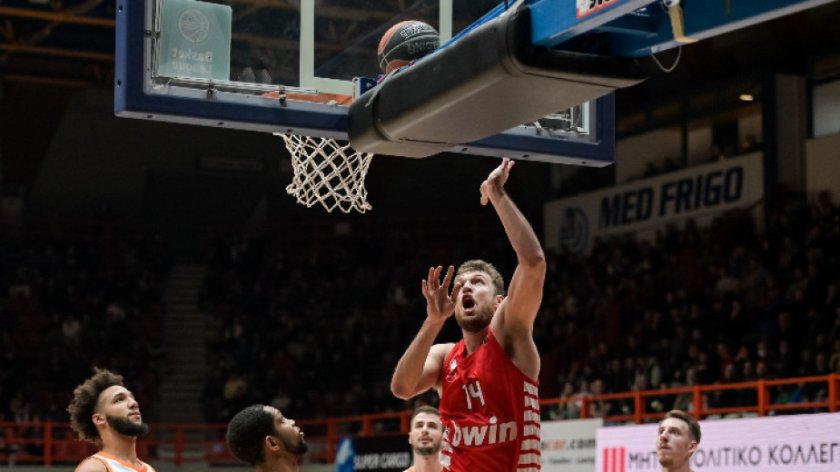 Най-добрият български баскетболист Александър Везенков не тренира с клубния си