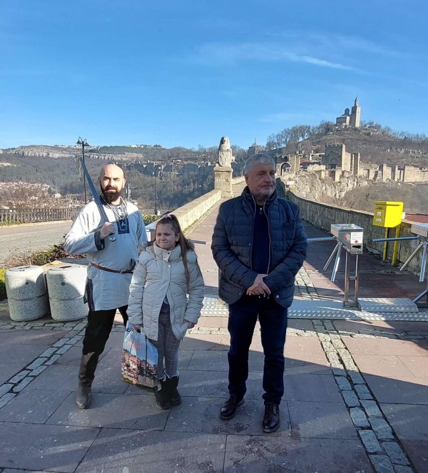 годишно момиченце първият турист крепостта царевец 2023 година