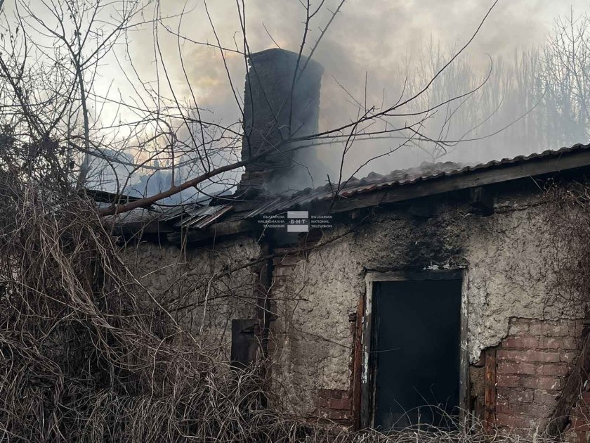 Пожар в благоевградското село Покровник, мъж е с леки изгаряния (СНИМКИ)
