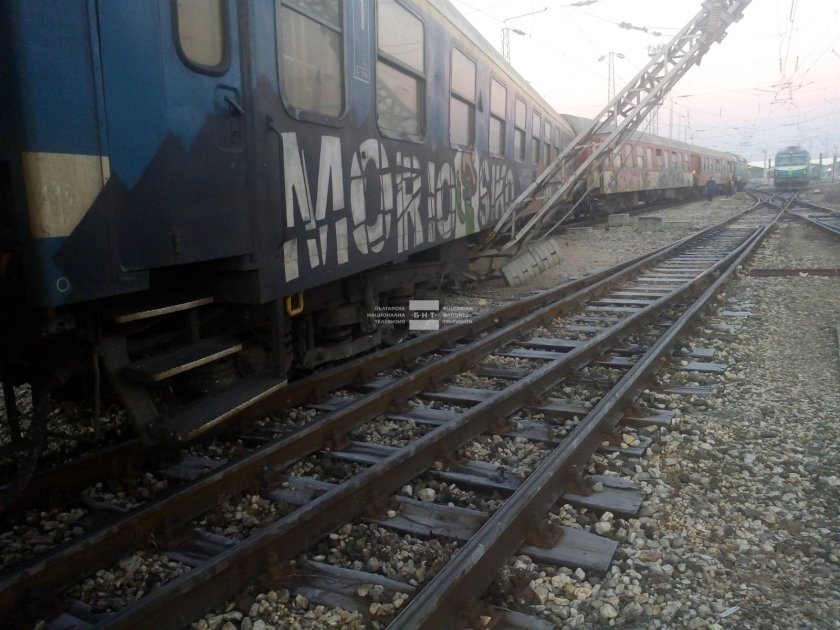 вагон влака бургас софия дерайлира централна гара спряно напрежението контактната мрежа гарата