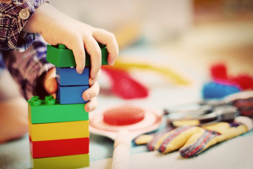 правителството ограничава използването анилин детските играчки