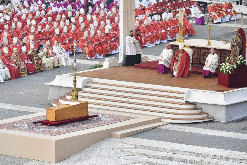 Исторически момент - действащ папа изпрати в последния му път