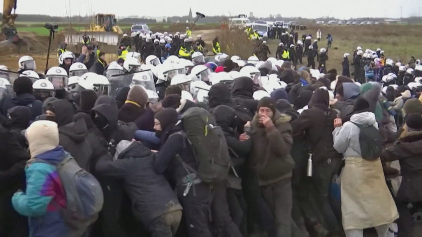 германската полиция започна премахва барикади протестиращи екоактивисти