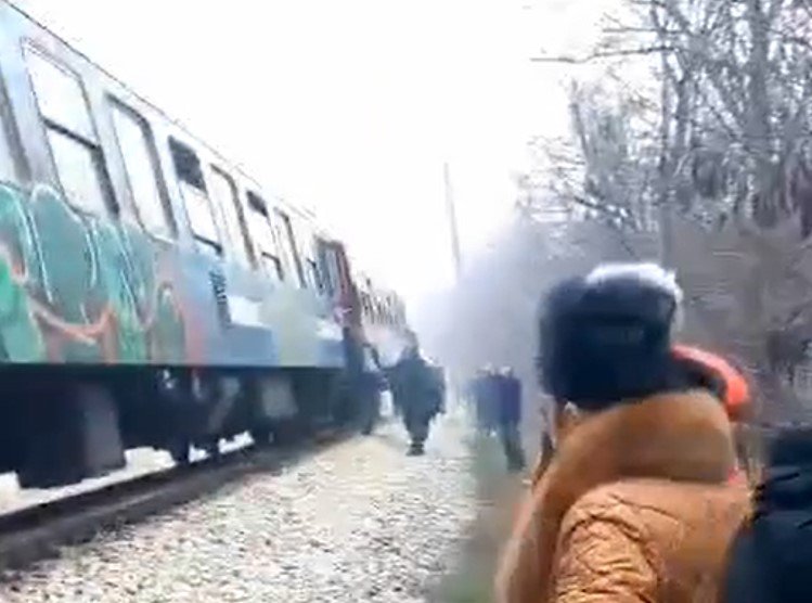 Локомотивът на бързия влак Варна - София се запали около