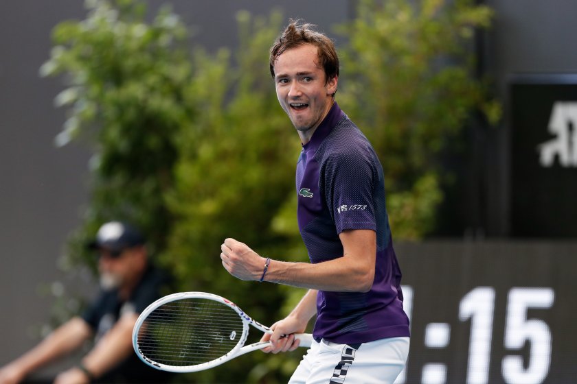 Даниил Медведев се класира за полуфиналите на тенис турнира в Аделаида.Световният номер 7 победи Карен Хачанов 6-3, 6-3,