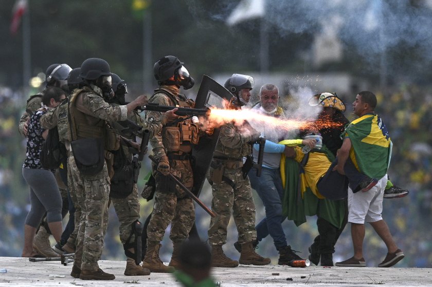 След размириците в Бразилия: Ситуацията е овладяна, президентът ще работи от офиса си