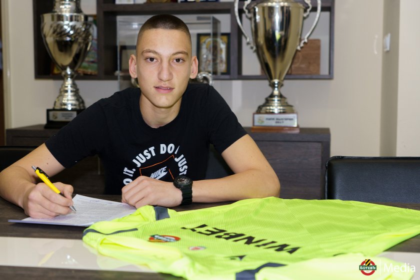 Стефан Смъркалев подписа първи професионален договор с Ботев Пловдив. Юношата