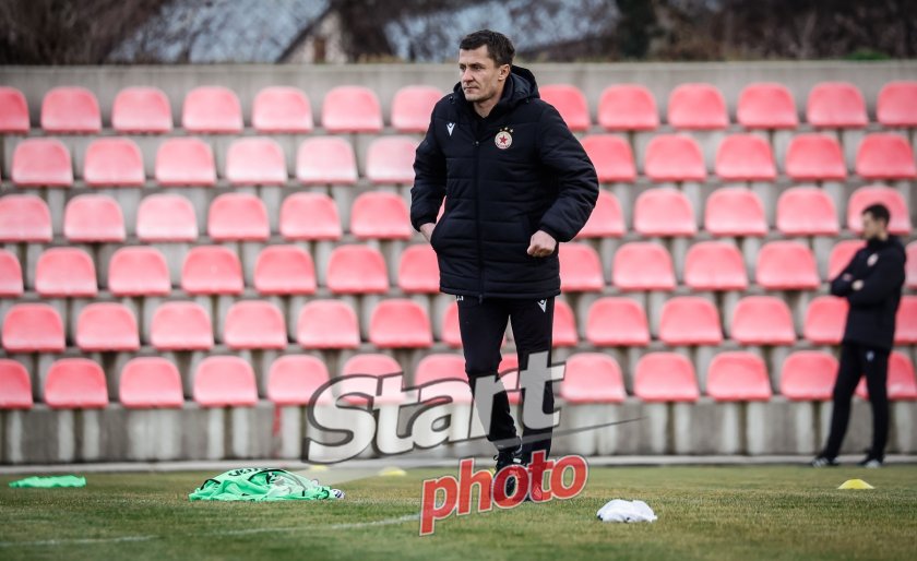 Старши треньорът на ЦСКА Саша Илич говори пред медиите на първата открита тренировка на 
