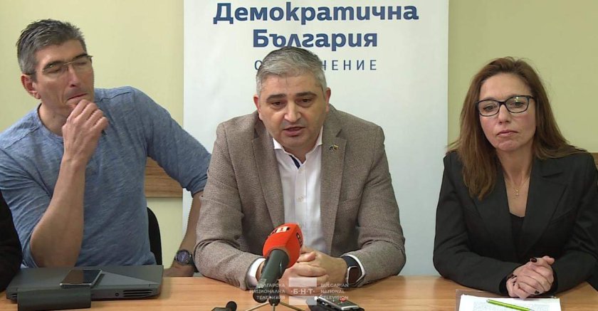 Варненски общински съветници от “Демократична България настояват да се свика