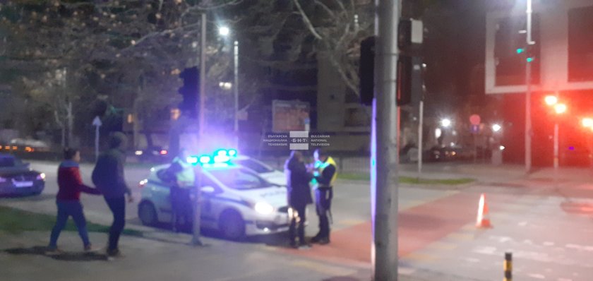 Блъснаха мъж с дете на пешеходна пътека в центъра на Пловдив (СНИМКИ/ВИДЕО)
