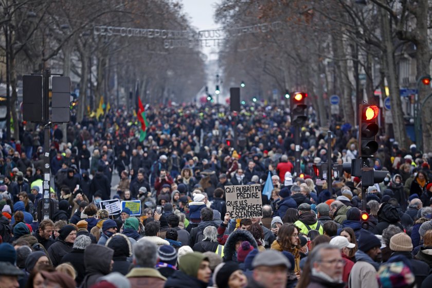 Национална стачка и масови протести парализираха Франция. Недоволството е срещу