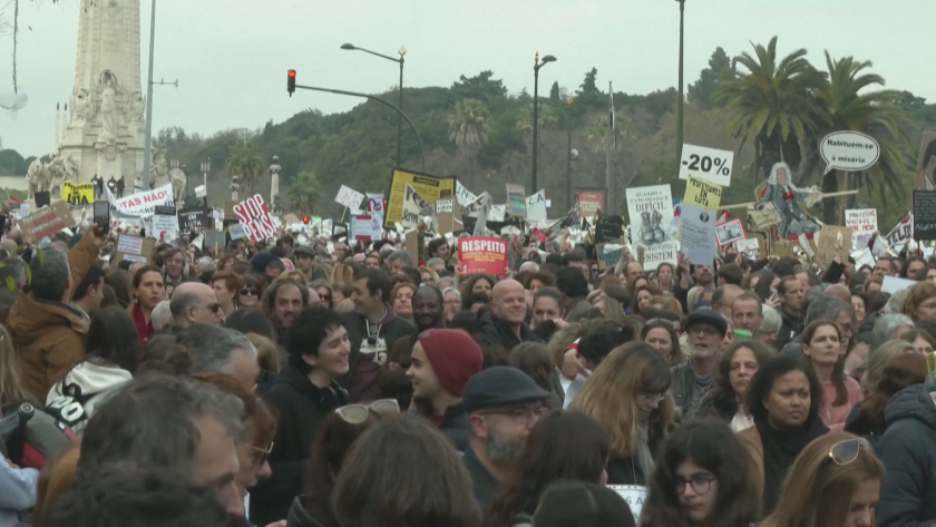 Хиляди португалски учители и училищен персонал протестираха по улиците на