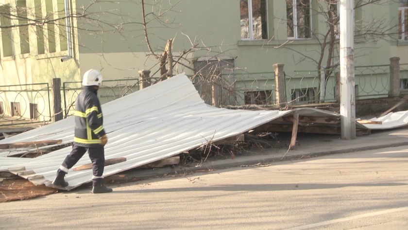 Силният вятър, с пориви над 130 километра в час, нанесе