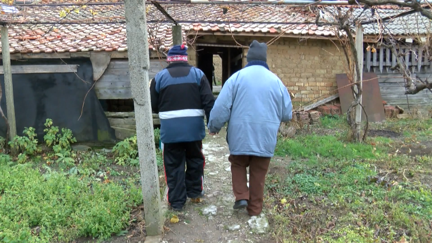 очаквайте кадър където дишат страх филм изоставените българи опасват къщите вериги