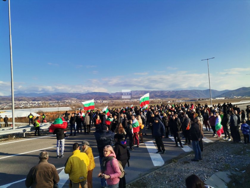 Протестиращи затвориха АМ "Струма" и Е-79 край Благоевград (СНИМКИ/ВИДЕО)