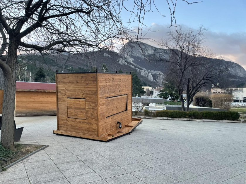 Към момента поривите на вятъра в града са над 130