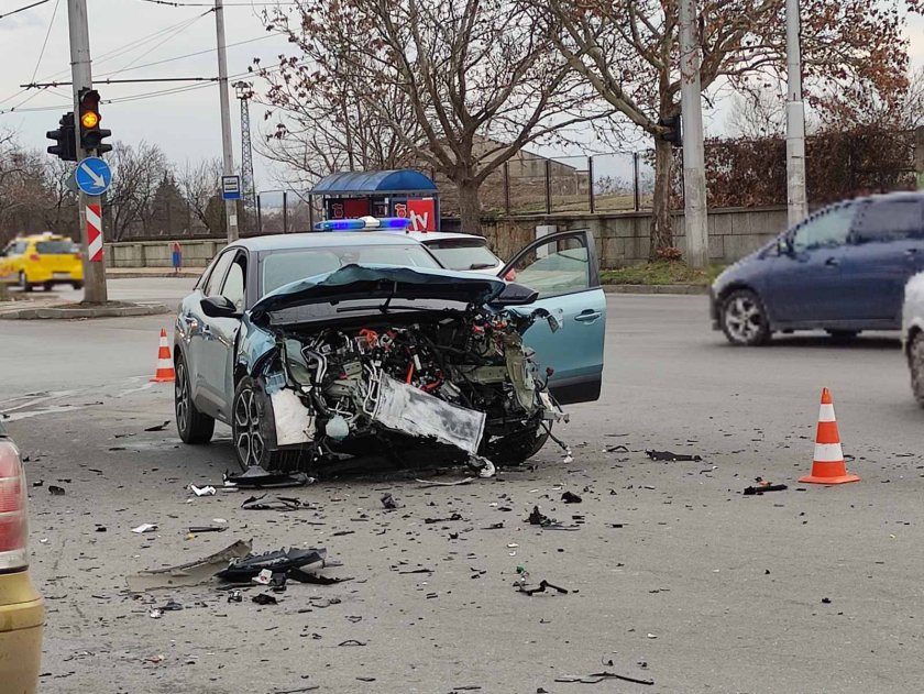 Четирима души пострадаха при катастрофа на кръстовище в Сливен. Ударили