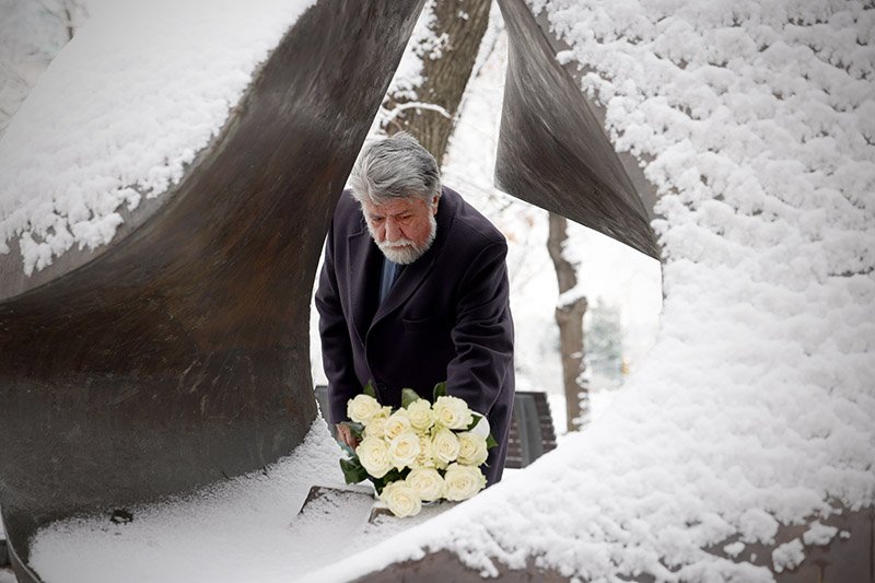 председателят вежди рашидов положи цветя паметника спасението