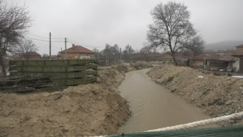 Тежка техника вече разчиства речните корита в Каравелово и Богдан.