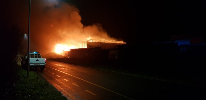 Пожар изпепели голямо заведение на плажа в Бургас. Инцидентът е