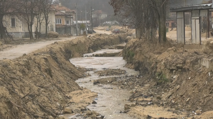 Жителите на едно от наводнените карловски села - Слатина обмислят