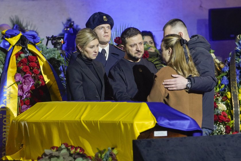 Украинският президент Володимир Зеленски присъства на траурната церемония за жертвите
