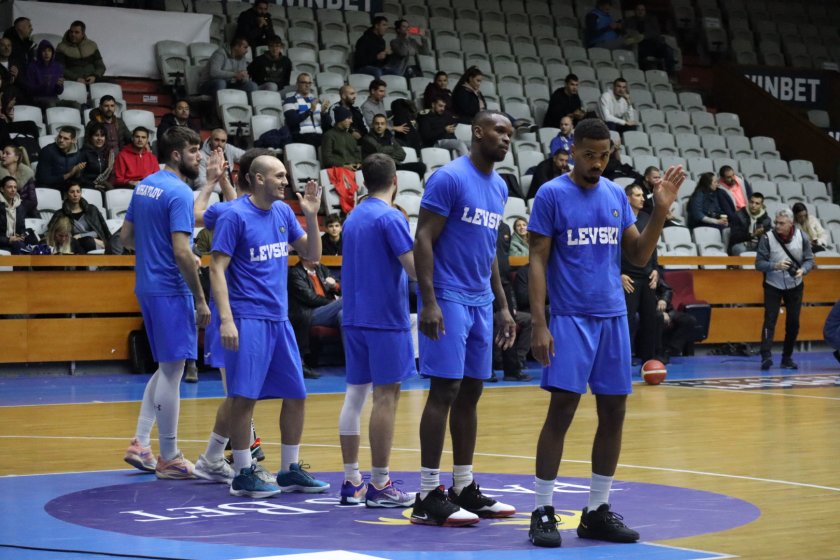 левски загуби лидера апоел беер шева балканската баскетболна лига