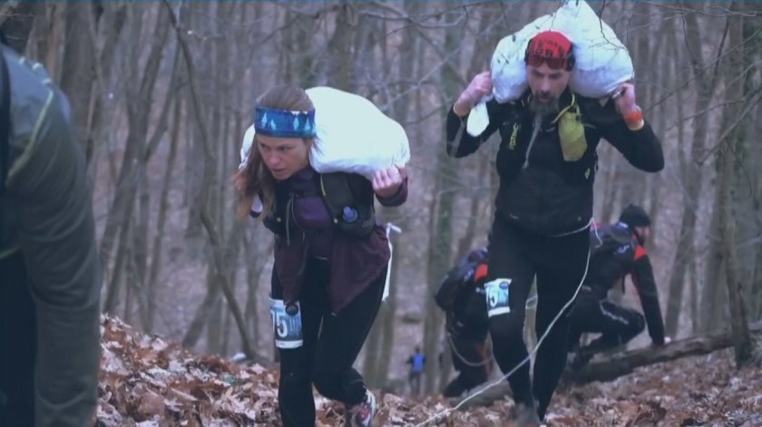 В горите край Варна се провежда най-екстремното зимно състезание в