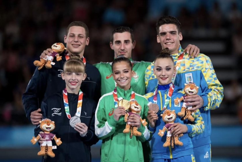 шампионка акробатика продава медала спаси годишно дете
