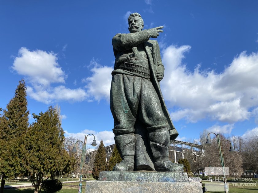 Вижте историята на паметника на Гоце Делчев в Скопие, дело на българския скулптор Любомир Далчев
