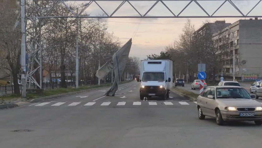 Вятърът в Сливен достига над 100 километра в час на