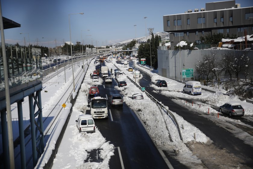 Обилни снеговалежи предизвикаха проблеми с трафика в Гърция