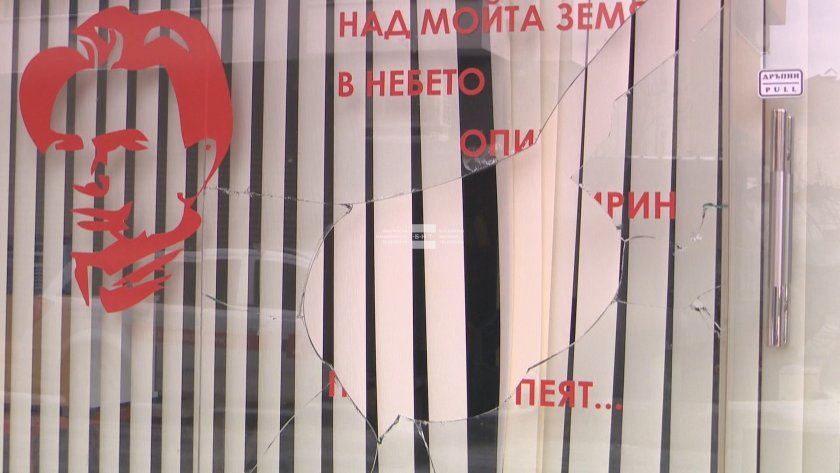 полицията издирва хората счупиха витрината македонския клуб благоевград снимки